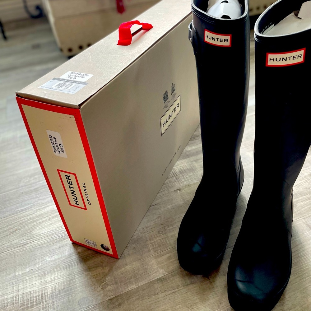 Brand New Hunter boots -black- tall